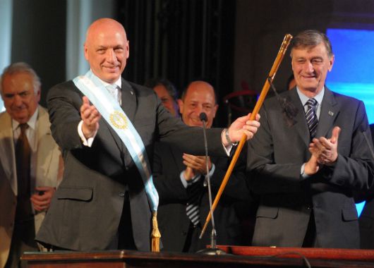 El gobernador de Santa Fe, Antonio Bonfatti, recibió los atributos, banda y bastón, de su predecesor, Hermes Binner, en un acto público en la explanada de la Casa de Gobierno.
