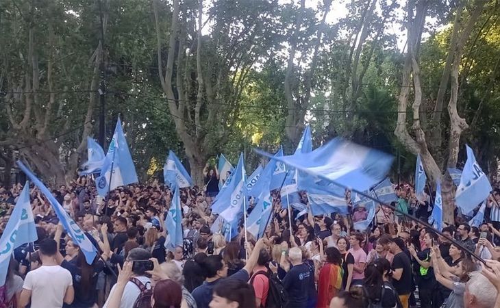 Los manifestantes de Rosario se movilizaron desde Plaza 25 de Mayo hacia el icónico Monumento a la Bandera. Los manifestantes de Rosario se movilizaron desde Plaza 25 de Mayo hacia el icónico Monumento a la Bandera.