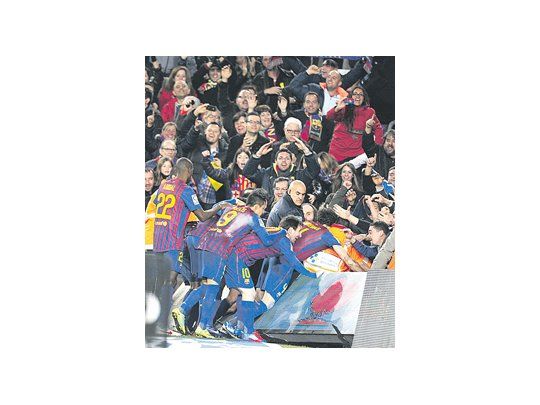 Lionel Messi y todo Barcelona festejan la clasificación a las semifinales de la Copa del Rey, tras empatar de local con el Real Madrid.