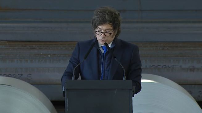 Milei cerró con un discurso la recorrida por la planta de Sidersa en San Nicolás.&nbsp;