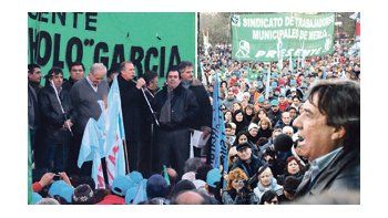 ámbito.com | Los municipales marcharon ayer a la FAM, encabezados por Rubén García y Juan Carlos Sluga, y acompañados por los moyanistas Omar Plaini, Octavio Argüello y Jorge Mancini.