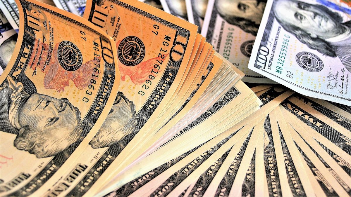 The dollar maintains its positive streak and is slowly approaching 