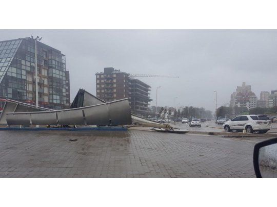 Las fuertes ráfagas de viento causaron destrozos en Pinamar. (Foto: Twitter)