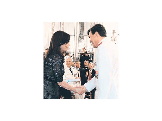 Cristina de Kirchner inició con el teniente general César Milani el acto de entrega de sables y jinetas a los militares ascendidos.