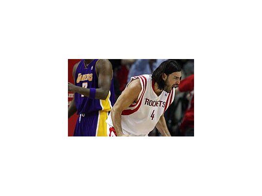 Scola mostró su repertorio ante los Lakers.