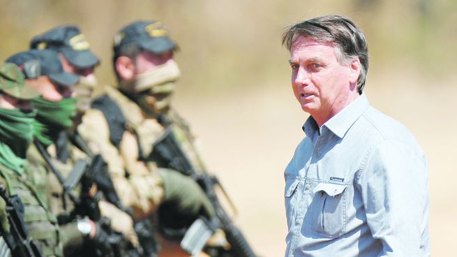 Temor. Jair Bolsonaro participó la semana pasada de unos ejercicios militares. El presidente de Brasil ha radicalizado su retórica contra la Justicia y el sistema electoral en la medida que se acercan los comicios.