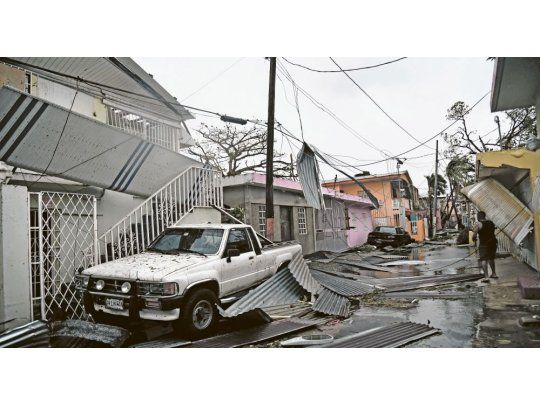 DESTRUCCIÓN. El día después de la tragedia mantuvo a rescatistas, policías y bomberos trabajando sin cesar para rescatar a personas entre los escombros. Además, llegó ayuda humanitaria para los miles de evacuados.