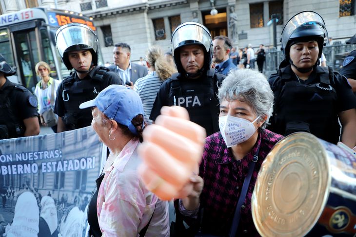 Un grupo de jubilados reclama con la atenta mirada de la Policía Federal, en las inmediaciones del Congreso nacional. Un grupo de jubilados reclama con la atenta mirada de la Policía Federal, en las inmediaciones del Congreso nacional.
