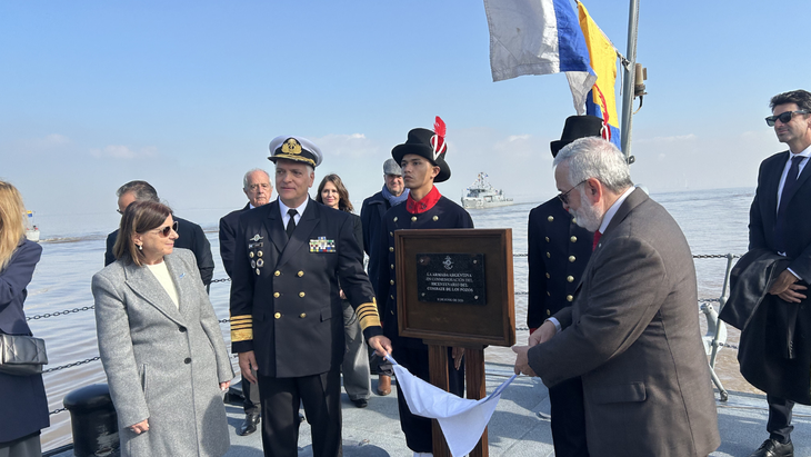 Almirante Juan Carlos Romay junto al Almirante Daniel Alberto Enrique Martin y María Cristina Brown, chozna del Almirante Guillermo Brown, en el descubrimiento de la placa por el bicentenario del Combate de Los Pozos. Almirante Juan Carlos Romay junto al Almirante Daniel Alberto Enrique Martin y María Cristina Brown, chozna del Almirante Guillermo Brown, en el descubrimiento de la placa por el bicentenario del Combate de Los Pozos.