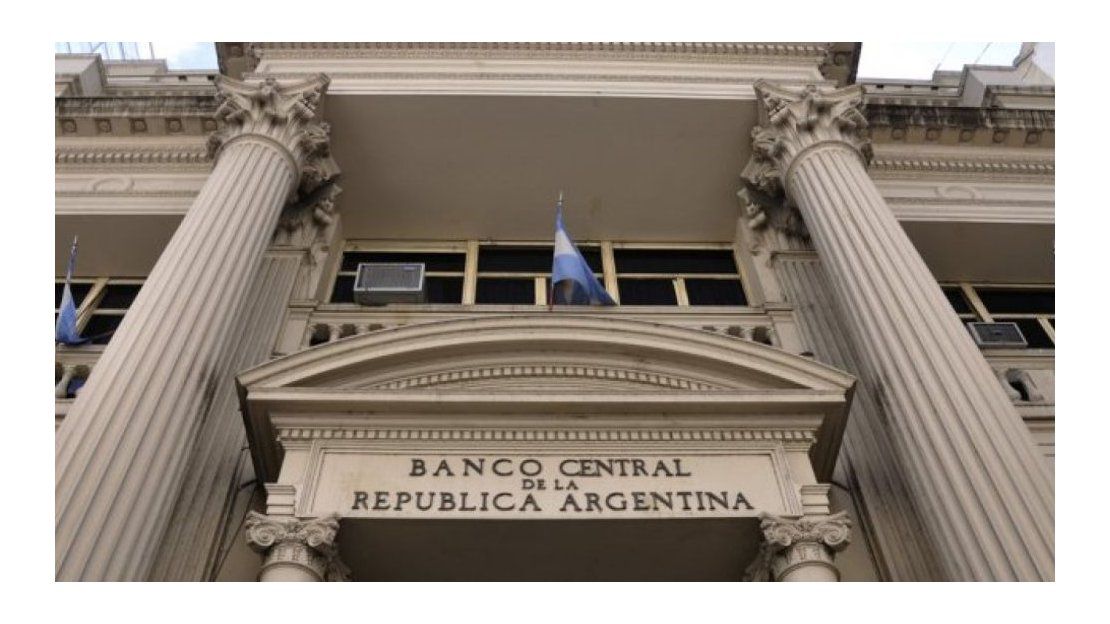 El BCRA volvió a comprar dólares, pero las reservas cerraron la semana en baja pese al rebote del oro.