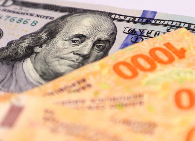 Invertir en pesos, ganar en dólares: cuatro alternativas legales para dolarizar los ahorros