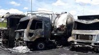 Lo que quedó de los tres camiones que protagonizaron el choque triple esta mañana.