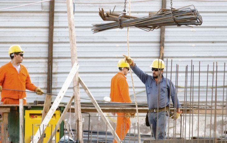 Casi del 60% de la población total ocupada, estimada en 16.866.823 personas, percibió un ingreso promedio de $42.394 al término del primer trimestre del año.