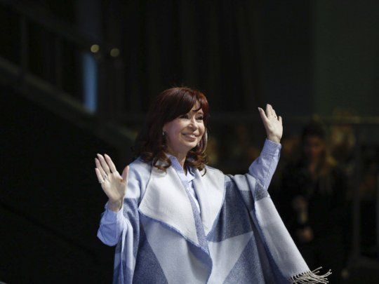 Cristina Fernández de Kircner presentó su libro en Malvinas Argentinas bajo la atenta mirada de Sergio Massa.&nbsp;&nbsp;