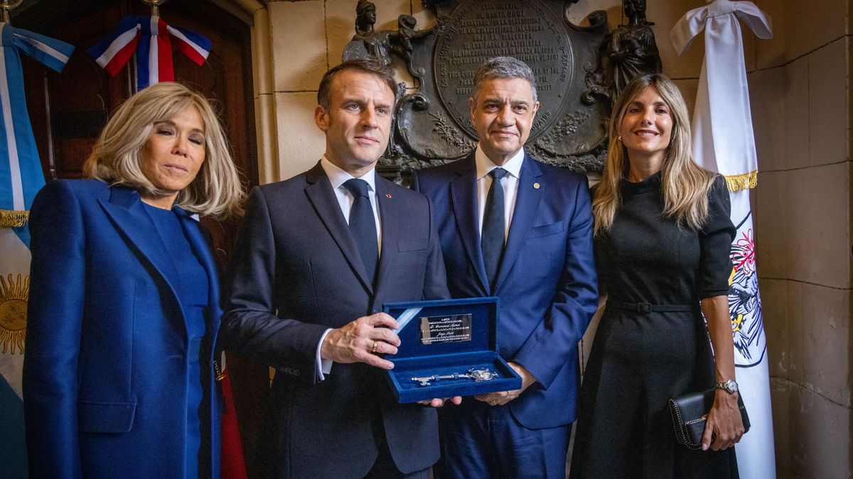 Jorge Macri gave the Key to the City to Emmanuel Macron
