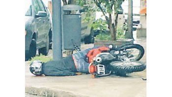 El motochorro baleado quedó tirado en el suelo tras recibir un disparo en el cuello, por lo cual falleció.