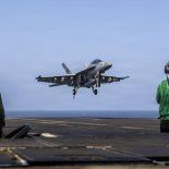 Un avión militar estadounidense despega del portaaviones Abraham Lincoln, el 26 de mayo de 2026. Un avión militar estadounidense despega del portaaviones Abraham Lincoln, el 26 de mayo de 2026.