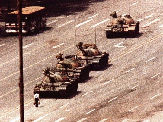 una foto emblemática. La imagen del hombre que bloqueó una columna de tanques para evitar la represión en Tiananmen es una de las más icónicas del siglo pasado. El destino que corrió es un misterio.