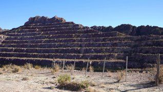 Sierra Pintada es considerado el mayor yacimiento de uranio conocido de la Argentina. Entre 1975 y 1997 produjo aproximadamente 1.600 toneladas, cerca del 20% del uranio estimado del complejo, hasta su paralización en los años 90 Sierra Pintada es considerado el mayor yacimiento de uranio conocido de la Argentina. Entre 1975 y 1997 produjo aproximadamente 1.600 toneladas, cerca del 20% del uranio estimado del complejo, hasta su paralización en los años 90