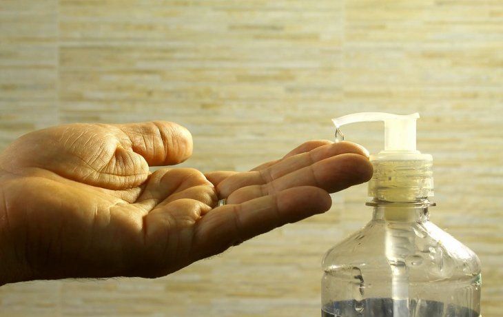 El alcohol en gel figura Sin Stock en varias cadenas de farmacias.