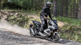 Zanella Cruiser 300 ADV Extreme: versatilidad y robustez en formato scooter, con una propuesta que amplía el uso urbano hacia caminos de tierra y escenarios más exigentes Zanella Cruiser 300 ADV Extreme: versatilidad y robustez en formato scooter, con una propuesta que amplía el uso urbano hacia caminos de tierra y escenarios más exigentes