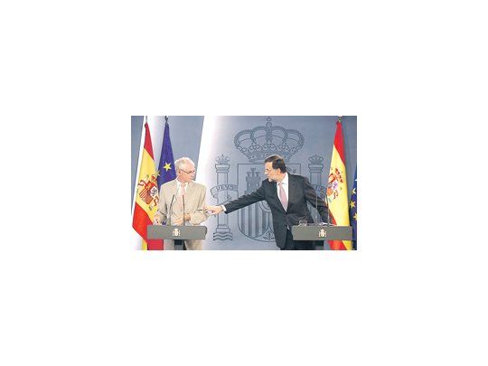 Mariano Rajoy y el presidente del Consejo Europeo, Herman van Rompuy, se reunieron ayer y luego dieron una conferencia de prensa. Negaron que España esté negociando un rescate.