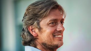 Ingeniero agrónomo, productor y fundador de CrowdFarming.Wine, Evangelista detectó una falla estructural en una industria intensiva en capital y conocimiento: para crear una marca había que asumir una infraestructura millonaria. Su respuesta fue convertir esa estructura en una plataforma compartida. Ingeniero agrónomo, productor y fundador de CrowdFarming.Wine, Evangelista detectó una falla estructural en una industria intensiva en capital y conocimiento: para crear una marca había que asumir una infraestructura millonaria. Su respuesta fue convertir esa estructura en una plataforma compartida.