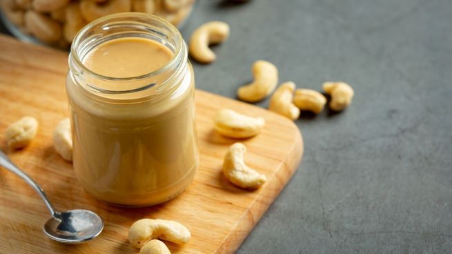 La pasta de maní se hace solamente con maní una cucharadita de aceite.