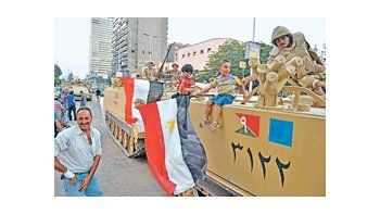 ámbito.com | El Ejército ha sido tradicionalmente una institución prestigiosa en Egipto. El final de la era de Hosni Mubarak lo había sumido en el descrédito, pero su irrupción  contra el Gobierno islamista de Mohamed Mursi volvió a reconciliarlo con una parte importa