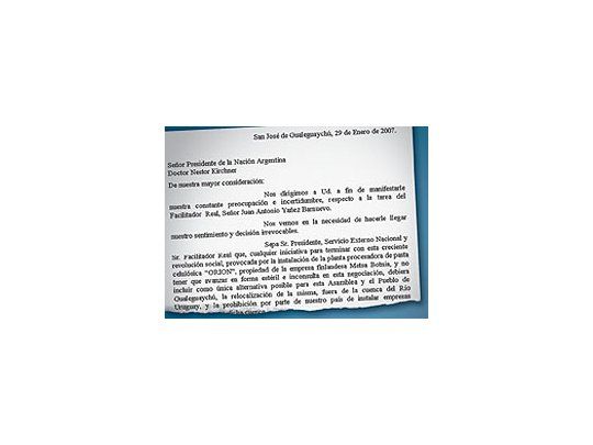 Facsímil de la carta que los ambientalistas de Gualeguaychúenviaron ayer al Presidente exigiéndole la relocalizaciónde Botnia.
