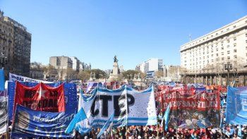 Organizaciones sociales se congregaron en las inmediaciones del Congreso para conocer los resultados de la votación.