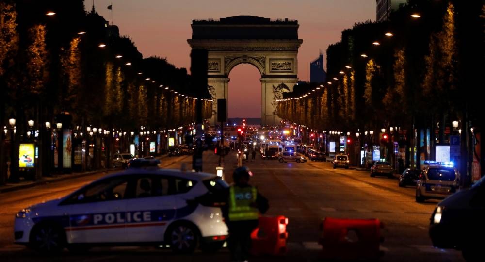 Postales de una nueva noche de terror en París (foto 1)