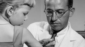 El 12 de marzo de 1953, Salk inyectó por primera vez y con éxito su vacuna antipoliomielítica.