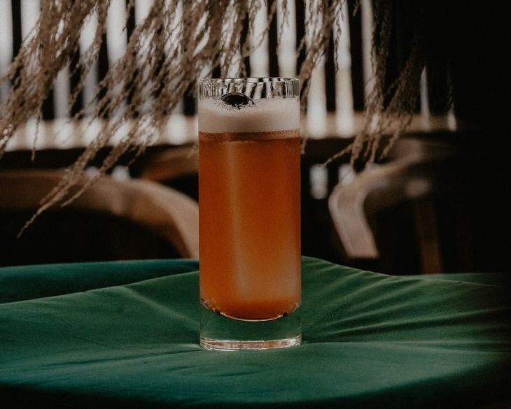 Cócteles como Serendipia o Sosiego de Verano exploran el gin con frutas y especias. Cócteles como Serendipia o Sosiego de Verano exploran el gin con frutas y especias.