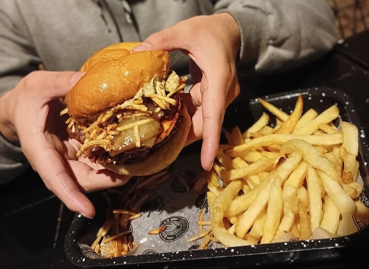 The recommended burger from Bulebar in Saavedra. 