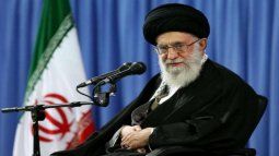 Alí Jamenei sigue siendo la figura decisiva en la política iraní, con un mandato que abarca más de tres décadas y un poder que supera al de cualquier otro funcionario estatal. Su liderazgo enfrenta hoy tensiones tanto internas como externas, en un contexto donde las demandas de la sociedad desafían el modelo consolidado tras la revolución islámica de 1979. 