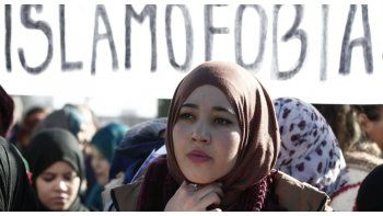 Hiyab. Denuncian que mujeres musulmanas en Buenos Aires son tratadas de terroristas por el sólo hecho de utilizar vestimenta religiosa.