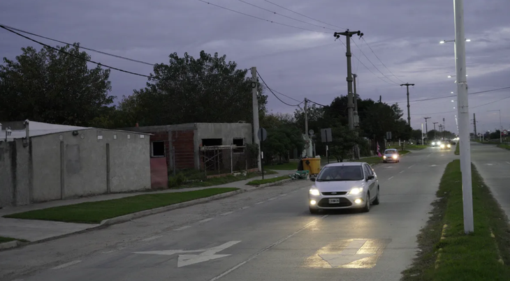 El allanamiento en el barrio "El Ombú" arrojó como resultado el secuestro de un teléfono celular y una riñonera con 126.750 pesos. El allanamiento en el barrio "El Ombú" arrojó como resultado el secuestro de un teléfono celular y una riñonera con 126.750 pesos.