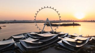 Con vuelta al mundo, el Museo de Arte Contemporáneo de Suzhou, en China, se presenta como un conjunto de pabellones de baja altura articulados bajo una cubierta continua, una reinterpretación contemporánea de los jardines tradicionales frente al lago Jinji Con vuelta al mundo, el Museo de Arte Contemporáneo de Suzhou, en China, se presenta como un conjunto de pabellones de baja altura articulados bajo una cubierta continua, una reinterpretación contemporánea de los jardines tradicionales frente al lago Jinji