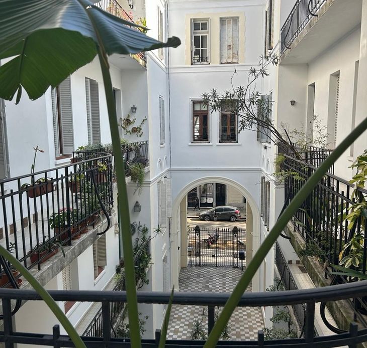 Vista hacia el acceso desde el interior del pasaje, donde la arquitectura genera una transición silenciosa entre la calle y el espacio común Vista hacia el acceso desde el interior del pasaje, donde la arquitectura genera una transición silenciosa entre la calle y el espacio común