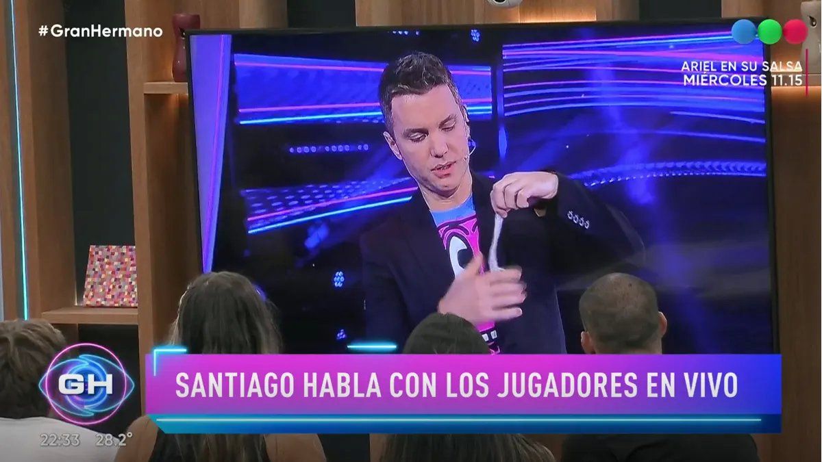 Big Brother 2022: Santiago del Moro explained how to use a condom