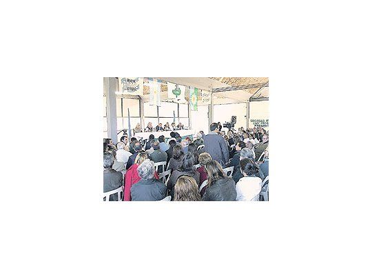 Productores agropecuarios colmaron las asambleas que se realizaron en todo el interior y definieron que, en caso de seguir las protestas, no cortarían rutas. Los actos bajarán el tono durante lo que queda de tregua, a la espera de una señal del gobierno.