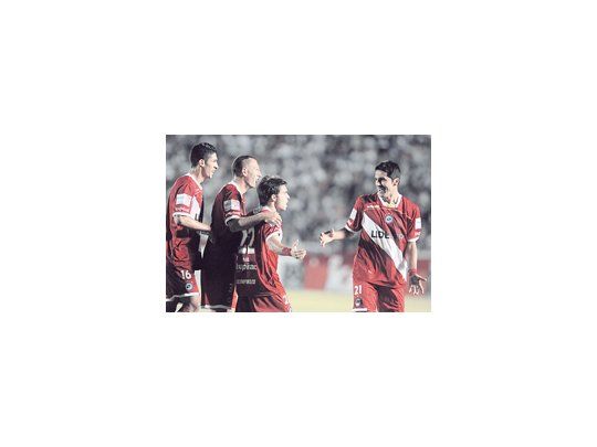 Todos quieren festejar con Niell. Lo corren Pablo Hernández y Prósperi, mientras lo espera Salcedo. Ganó Argentinos Juniors y tiene la clasificación muy cerca.