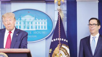 SATISFACCIÓN. Donald Trump y su secretario del Tesoro, Steve Mnuchin, festejaron ayer los nuevos datos de empleo, al igual que el mercado financiero.