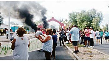 malestar. La muerte de Emanuel Garay desató una marcha a la Escuela de Policía. Ayer fueron inhumados los restos del cadete.