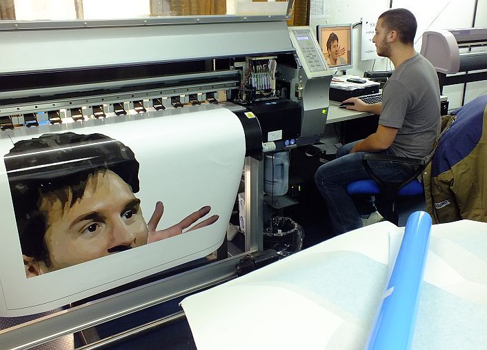 El proceso de ploteado del avión argentino.