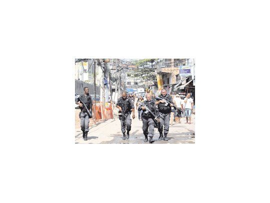 Las Fuerzas Armadas vigilan las favelas de Brasil. Su accionar cuenta con un gran apoyo de sus habitantes.
