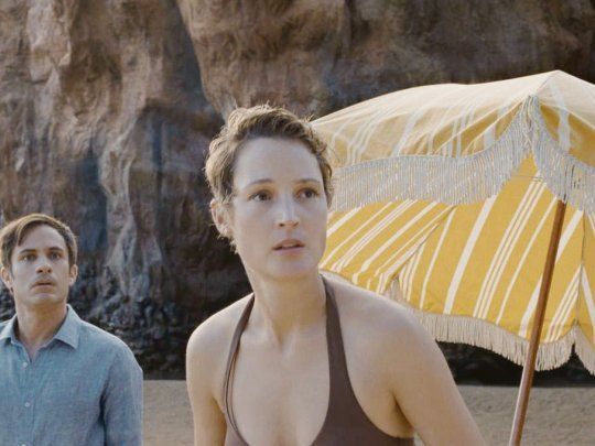 viejos. Gael García Bernal y Vicky Krieps en el resort de la muerte.