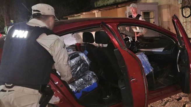 Un hombre intentó evadir un control, chocó y mató a una joven. 