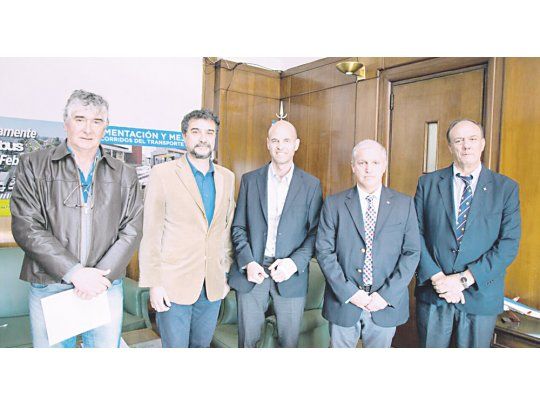 Acuerdo. Jorge Metzer (Vias Navegables) a la izquierda y el ministro Dietrich en el centro. Intercalados: Claudio Tubio, Pablo Pineda, y Claudio Venturini (Camara de Practicaje y Pilotaje)